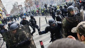 الشرطوة الفرنسية تفرق متظاهري السترات الصفراء