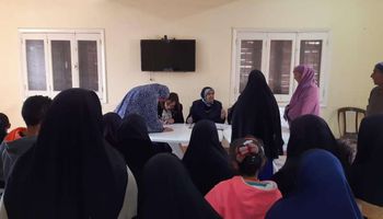 "القومي للمرأة" يعقد لقاءً لتأهيل وتمكين المرأة اقتصاديًا بقرية "فرقص" بالفيوم