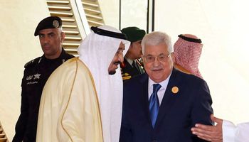 الملك السعودي سلمان بن عبد العزيز والرئيس الفلسطيني محمود عباس - أرشيفية