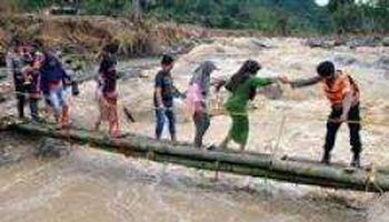 انهيار جسر للمشاة على نهرفي جزيرة سومطرة الإندونيسية 