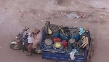بائع صابون بتروسيكل ببنى سويف ينبه على المواطنين بصلاة الظهر لإنقطاع الكهرباء 