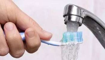 تنظيف فرشاة الأسنان