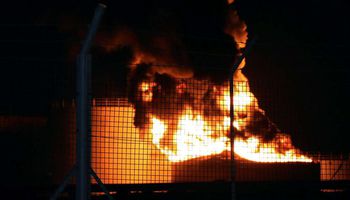 حريق في مصافي عدن (رويترز)