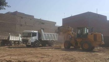 حملة مكبرة لرفع أكوام وتجمعات القمامة بقرية فزارة بالقوصية 