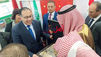 رئيس الوزراء يتفقد الجناح السعودي بمعرض الكتاب 2020 