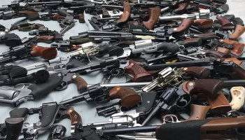 ضبط شبكة لبيع الأسلحة والذخائر في السودان 