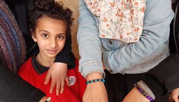 طالب يهدى معلماته هدايا مشغولات يدوية ببنى سويف