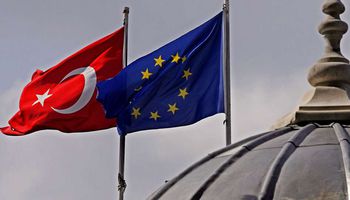 علما الاتحاد الأوروبي وتركيا (AP)