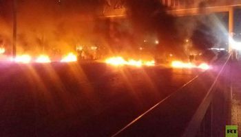 قطع الشوارع بالإطارات المشتعلة في لبنان الليلة (روسيا اليوم)