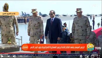 لحظة رفع السيسي علم مصر على القاعدة العسكرية بالبحر الأحمر 