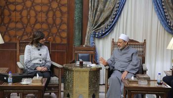 لقاء شيخ الأزهر مع السفيرة نبيلة مكرم، وزيرة الهجرة 