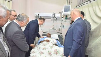 محافظ أسيوط يزور مستشفى الشرطة لتهنئة المرضى وتقديم الهدايا لهم