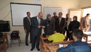 محافظ بني سويف يتفقد امتحانات الشهادة الاعدادية 