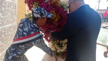 محافظ قنا يضع إكليلًا من الزهور على النصب التذكاري للجندي المجهول