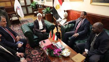 وزيرة الصحة مع نظيرها السوداني