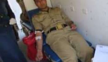 ضباط الشرطة يتبرعون بالدم لصالح المرضى بأسيوط