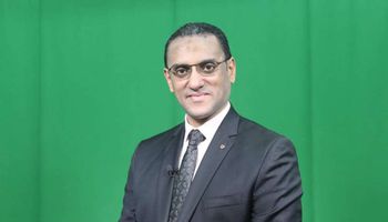 أحمد  شوقي الخبير المصرفي