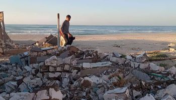 إزالة الإشغالات بشواطئ البيطاش والسلام بالإسكندرية