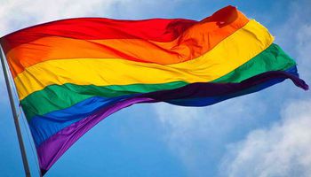 إعلامي شهير يعلن أنه مثلي جنسيًا