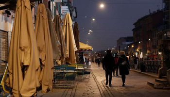 إغلاق المحلات بمدينة ميلانو الإيطالية بعد تفشي كورونا (REUTERS)