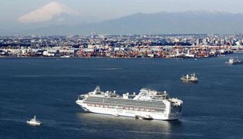 احتجاز 130 شخص مصاب بفيروس كورونا على سفينة ضخمة