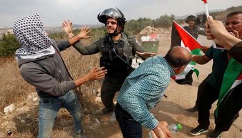 اعتداء الجنود الإسرائيليين على المواطنين الفلسطينيين (Reuters )