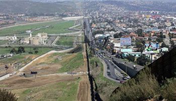 البنتاجون يسعى إلى تدبير المليارات لتمويل بناء السور الحدودي مع المكسيك