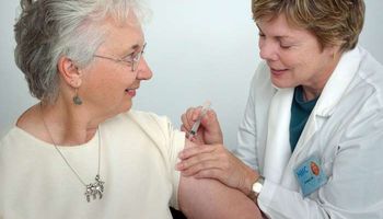 التطعيم ضد الإنفلونزا يحمي كبار السن من السكتات الدماغية