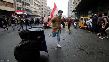 التظاهرات المناهضة للسلطة الحاكمة في العراق تتواصل (رويترز)