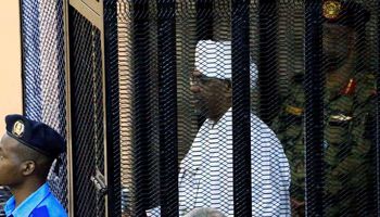 الرئيس السوداني السابق عمر البشير داخل قفص المحاكمة 