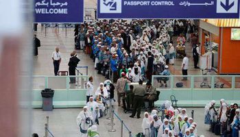 السعودية تقرر تعليق سفر المقيمين إلى إيران