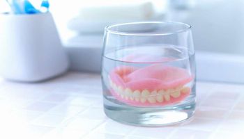 الطريقة الصحيحة لتنظيف طقم الأسنان