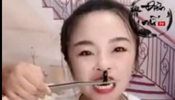 الفتاة الصينية تلتهم الدود (Social media)