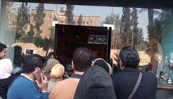المواطنون يشاهدون جنازة مبارك