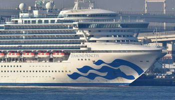 اليابان : ارتفاع إجمالي المصابين بفيروس كورونا على متن السفينة السياحية إلى 355