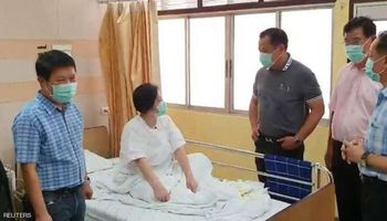 امرأة تخضع للعلاج من فيروس كورونا بأحد مستشفيات بانكوك (رويترز)