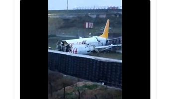 انشطار الطائرة التركية بمطار صبيحة باسطنبول (وسائل التواصل)