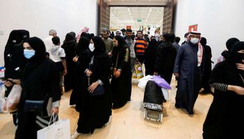 بحرينيون يرتدون الكمامة الواقية من كورونا في المنامة (REUTERS )