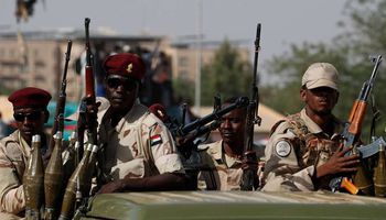 جنود سودانيون خارج مقر وزارة الدفاع بالخرطوم (REUTERS )