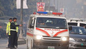 رجال إسعاف في باكستان (Reuters)