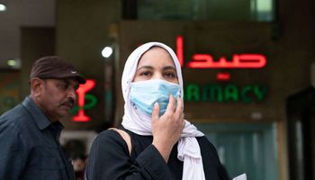 سيدة ترتدي كمامة في الكويت (REUTERS )