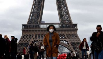 سيدة ترتدي كمامة في باريس، فرنسا، 1 فبراير 2020 (REUTERS )
