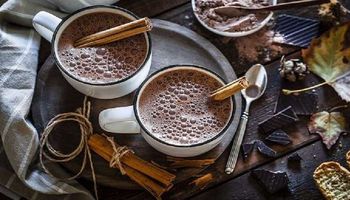 شرب الشوكولاتة الساخنة يوميا تحسن تدفق الدم بالسيقان