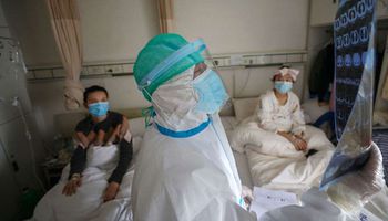 طبيب يتفقد الأشعة المقطعية لمرضى فيروس كورونا في ووهان الصينية (REUTERS )