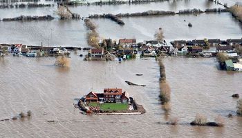 مئات الأشخاص يفرون من منازلهم بسبب الفيضانات العارمة 