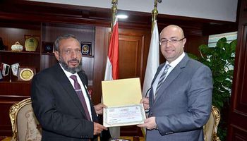 محافظ بني سويف يكرم طبيب الغلابة والفقراء 