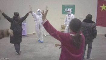مرضى كورونا يرقصون في مستشفى بمدينة ووهان (رويترز)