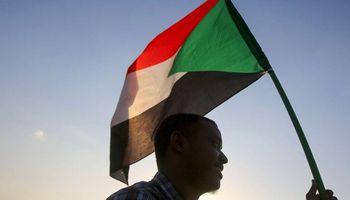 مواطن سوداني يرفع علم بلاده - أرشيفية (Reuters )