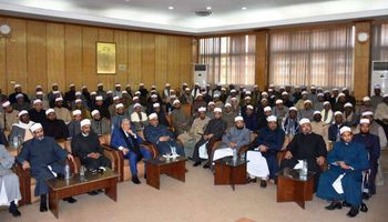 وزير الاوقاف مع الأئمه باسوان