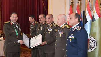 وزير الدفاع يكرم قادة القوات المسلحة